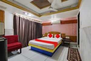 OYO Flagship Hotel Ravi Palace客房内的一张或多张床位