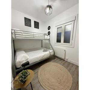 维戈La Casa del Barco del Humo的一间卧室配有双层床和地毯。