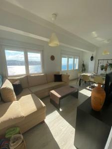 拉科鲁尼亚Apartamento Maresia的客厅配有沙发和桌子