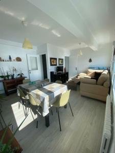 拉科鲁尼亚Apartamento Maresia的客厅配有桌椅和沙发