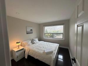 米西索加Enjoy luxury living的一间小卧室,配有床和窗户