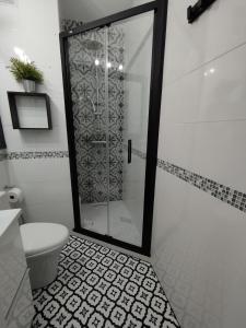 巴塞罗那Apartment Barca 1 Camp Nou的一间带卫生间和玻璃淋浴间的浴室