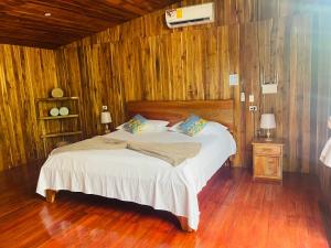 Cacahua Paradise Lodge, Río Celeste客房内的一张或多张床位