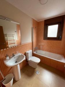 阿罗萨新镇VIVE HOME Vilanova de Arousa的浴室配有盥洗盆、卫生间和浴缸。