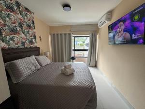 萨尔瓦多Ondina Apart Hotel Residences的一间卧室,床上有泰迪熊