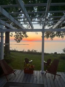 拉辛Waterfront Lake Michigan Escape的一个带椅子的门廊,享有海景