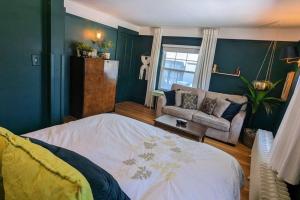 拉辛Waterfront Lake Michigan Escape的一间卧室配有一张床和一张沙发