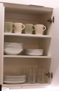 万塔Kodikas hyvin varusteltu yksiö, autopaikalla的装满碗碟和杯子的橱柜