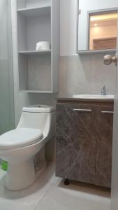 萨利纳斯HOSTAL SALINAS HOUSE的浴室配有白色卫生间和盥洗盆。