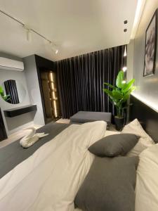 索瓦马San Vito Luxury apartment的卧室配有带枕头的大型白色床