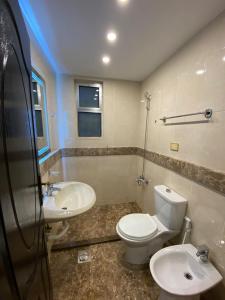 索瓦马San Vito Luxury apartment的一间带卫生间和两个盥洗盆的浴室