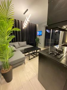 索瓦马San Vito Luxury apartment的客厅配有沙发和桌子