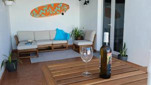 蒂纳霍Casa Mar Azul.的一张桌子上坐着一瓶葡萄酒和一杯葡萄酒