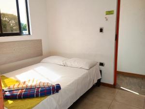 拉特瓦伊达Tesoro Andino的一间小卧室,配有一张白色的床和窗户