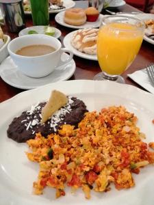 库埃纳瓦卡阿根托酒店的一小盘食物和一杯橙汁