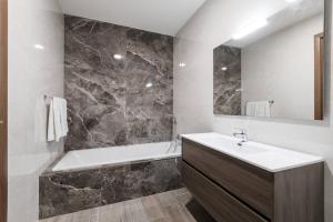梅利哈9ten11 Seafront的浴室配有盥洗盆和浴缸。