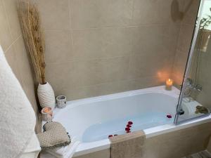 梅利哈Ta'lonza Luxury Near Goldenbay With Hot Tub App1的浴室内配有带蜡烛的浴缸。
