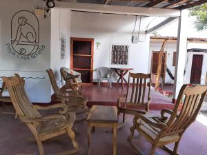 Santo DomingoPlaya Casa Nohelia的一间设有摇椅和桌子的房间