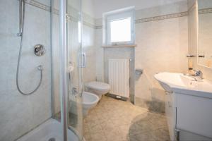 卡尔达罗露钦霍夫公寓的带淋浴、卫生间和盥洗盆的浴室