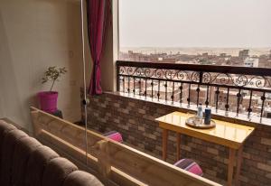 开罗Giza Pyramids View Apartment的市景阳台配有桌子