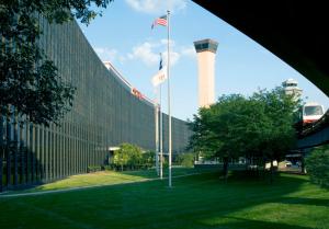 罗斯芒特芝加哥奥黑尔机场希尔顿酒店的建筑前两面美国国旗