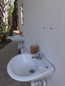 Santo DomingoPlaya Casa Nohelia的浴室配有白色水槽和卫生间。