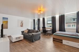 戈赫City-Wohnung direkt am Markt的客厅配有沙发床和书桌