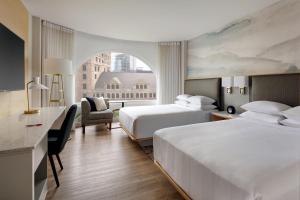 蒙特利尔尚普兰蒙特利尔万豪酒店的酒店客房设有两张床和窗户。