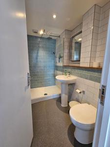Bishopsteignton考克哈文阿姆斯宾馆的浴室配有卫生间、盥洗盆和浴缸。