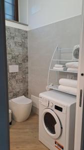 维托尔基亚诺Alloggio turistico Pietra Viva的一间带洗衣机和卫生间的浴室
