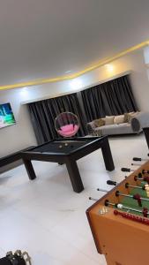 弗里敦Bash luxury apartments的客厅配有乒乓球桌和沙发