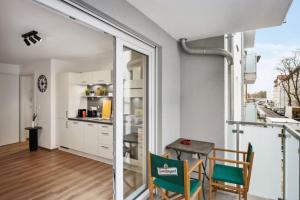 布伦瑞克TomsFlat BRAUNSCHWEIG - 3 ROOMS, KITCHEN, WORKSPACE, HIGHSPEED WIFI, WASHER & DRYER, BALCONY的一间厨房和带滑动玻璃门的用餐室