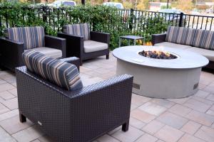 西哥伦比亚TownePlace Suites By Marriott Columbia West/Lexington的庭院配有桌椅和火坑