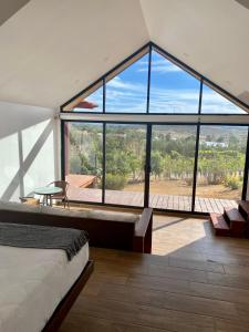 恩塞纳达港7 Valles的一间卧室设有大玻璃窗和一张床