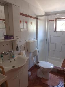 萨利Holiday Home Nada的浴室配有卫生间、盥洗盆和淋浴。