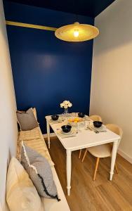 绍莱Appartement Le Porto的客厅配有白色桌子和沙发