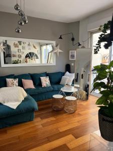 巴黎Beautiful & Spacious 3BD Family Home w Terrace的客厅设有蓝色的沙发和木地板