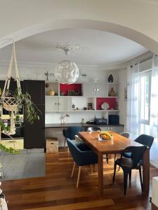 巴黎Beautiful & Spacious 3BD Family Home w Terrace的厨房以及带桌椅的用餐室。
