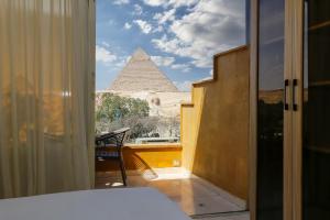 开罗Giza Pyramids View Inn的从酒店客房可欣赏到金字塔的景色