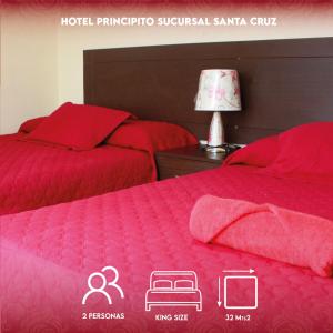圣克鲁斯PRINCIPITO SANTA CRUZ的卧室内的两张床和红色棉被