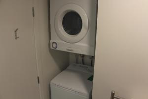 纳尔逊探索纳尔逊公寓的一间卫生间上方配有洗衣机的浴室