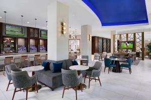 玛丽湖奥兰多万豪酒店玛丽湖的大堂设有桌椅和酒吧。