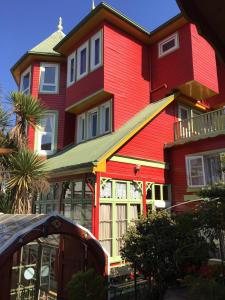 维纳德马奥芬巴彻霍夫生态旅馆的一座带绿色屋顶的大型红色房屋