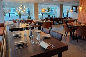 特罗尔海坦特罗尔海坦贝斯特韦斯特酒店的一间带木桌椅的用餐室和一间餐厅