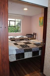 基多Casa de Tulia的配有镜子的客房内的两张床