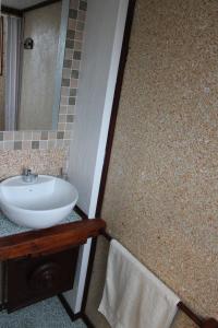 基多Casa de Tulia的一间带水槽和镜子的浴室