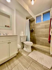 檀香山威基基海滨旅馆的浴室配有卫生间、盥洗盆和淋浴。