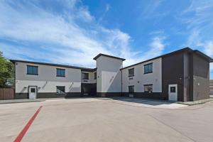 圣安东尼奥Americas Best Value Inn San Antonio Downtown Riverwalk的大楼前的一个空停车位