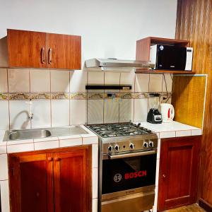 塔拉波托CHALET TARAPOTO的小厨房配有炉灶和水槽