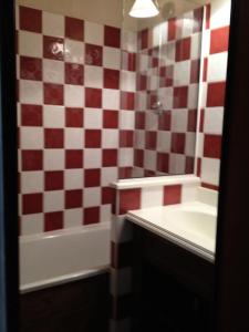 瓦卢瓦尔Les Chalets Valoria - 2 Pièces pour 4 Personnes 44的浴室设有红色和白色的格子墙